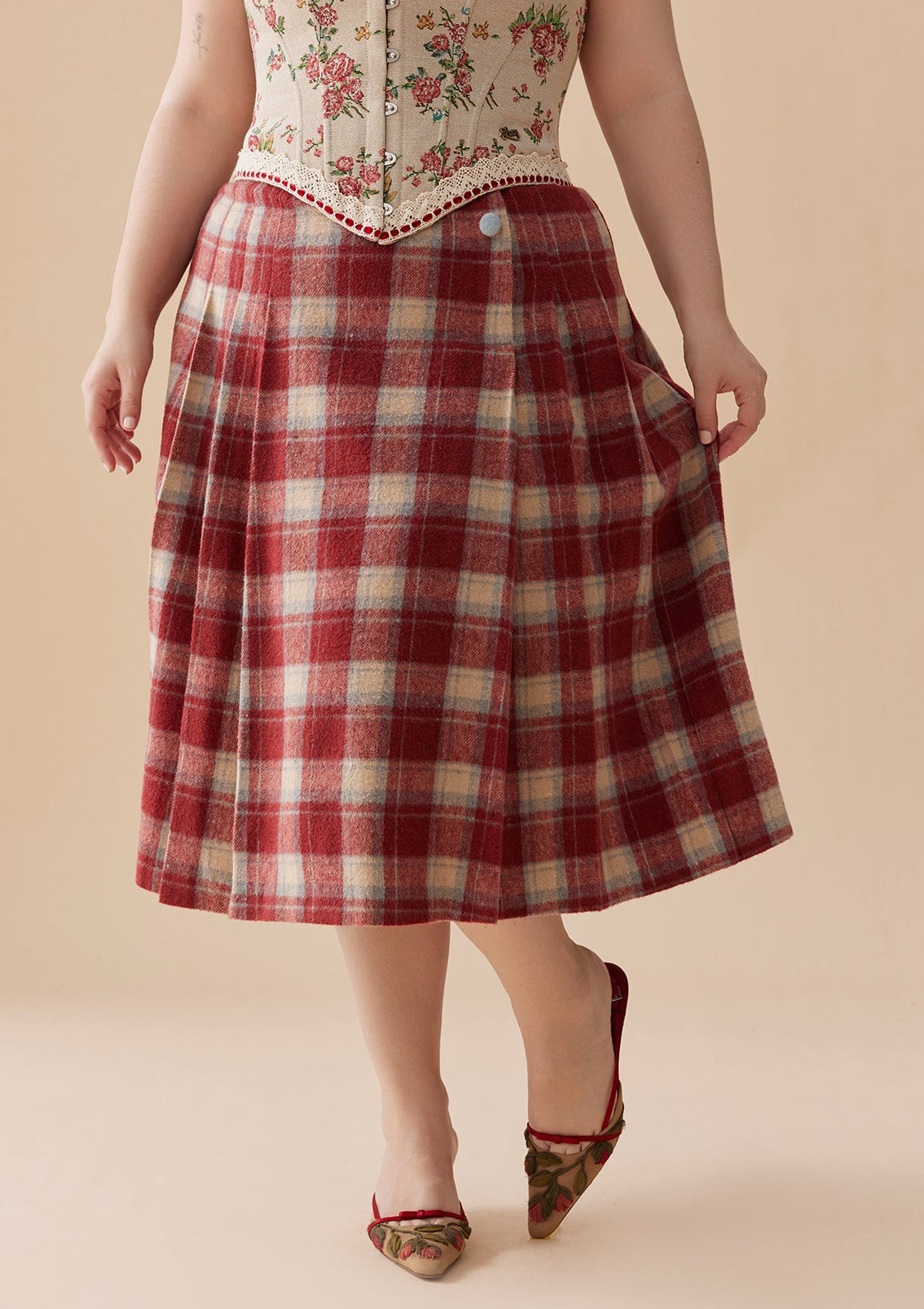 Curve &amp; Plus Rosey Christmas Cottage Skirt