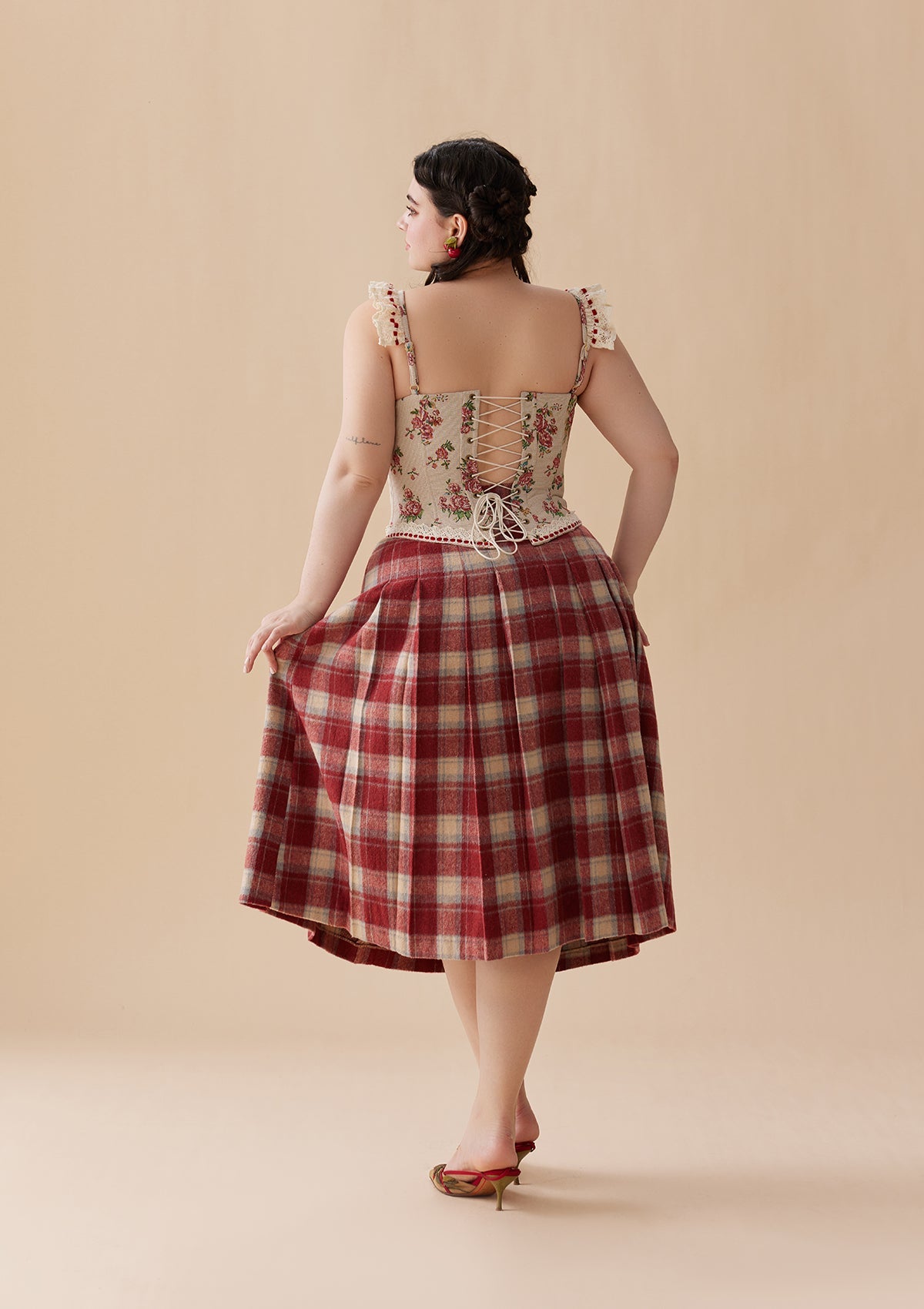 Curve &amp; Plus Rosey Christmas Cottage Skirt